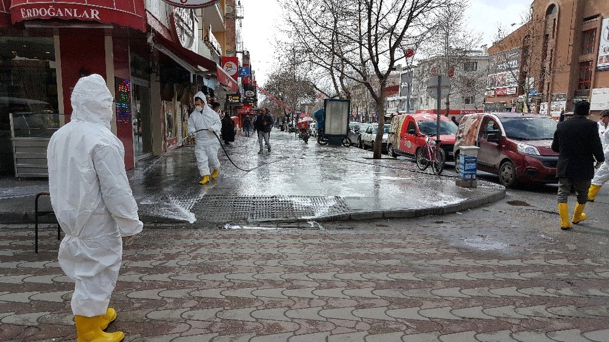 Erzincan\'ın caddelerinde korona virüs temizliği