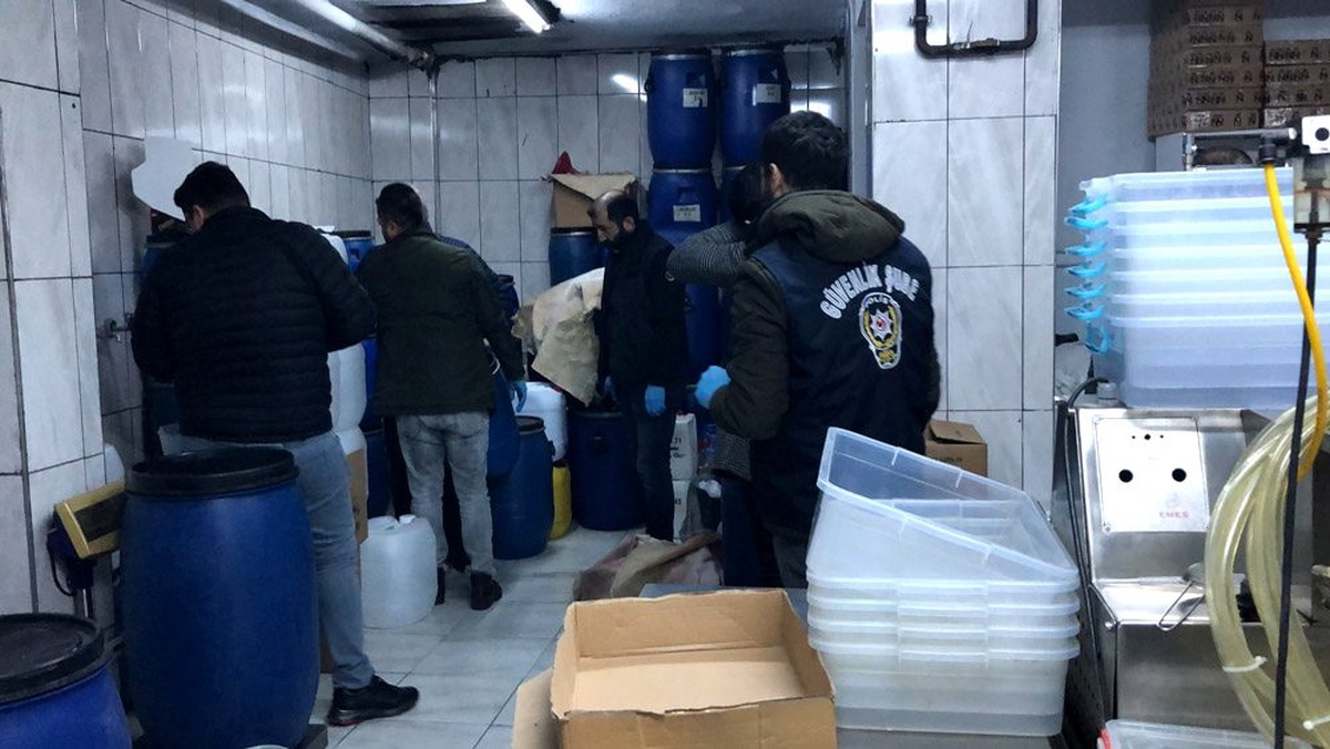 Esenyurt zabıtası ve polisten kahvehane denetimleri