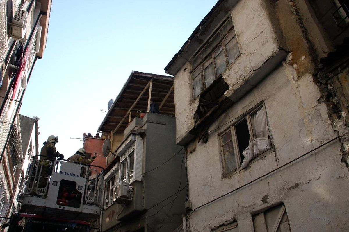 Fatih\'te evin tavanı çöktü, 1 kişi kurtarıldı