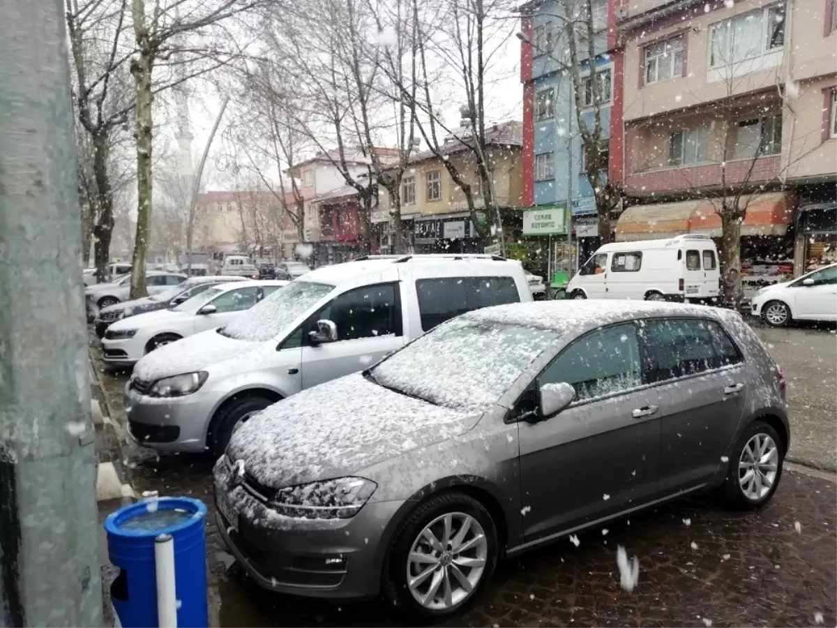 Gölbaşı ilçesinde lapa lapa kar yağıyor