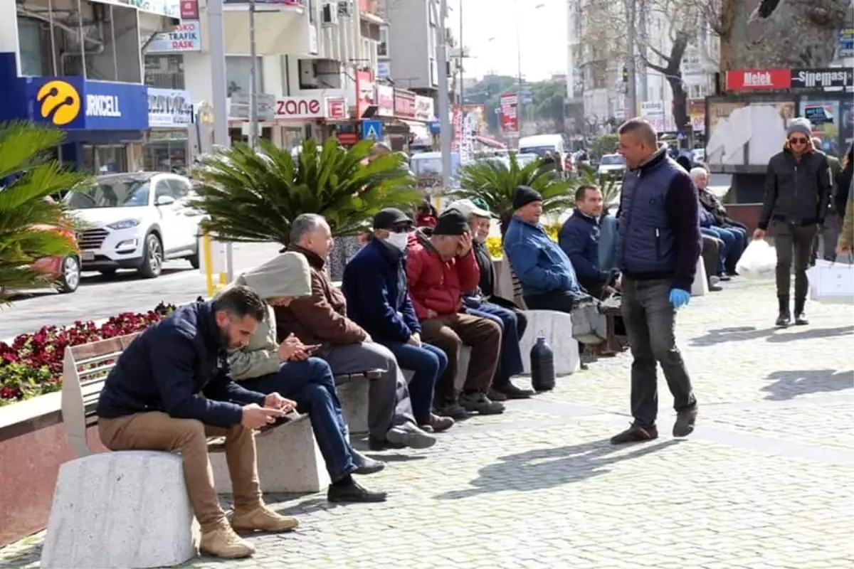 Halk uyarılara aldırış etmeyince meydandaki banklar kaldırıldı