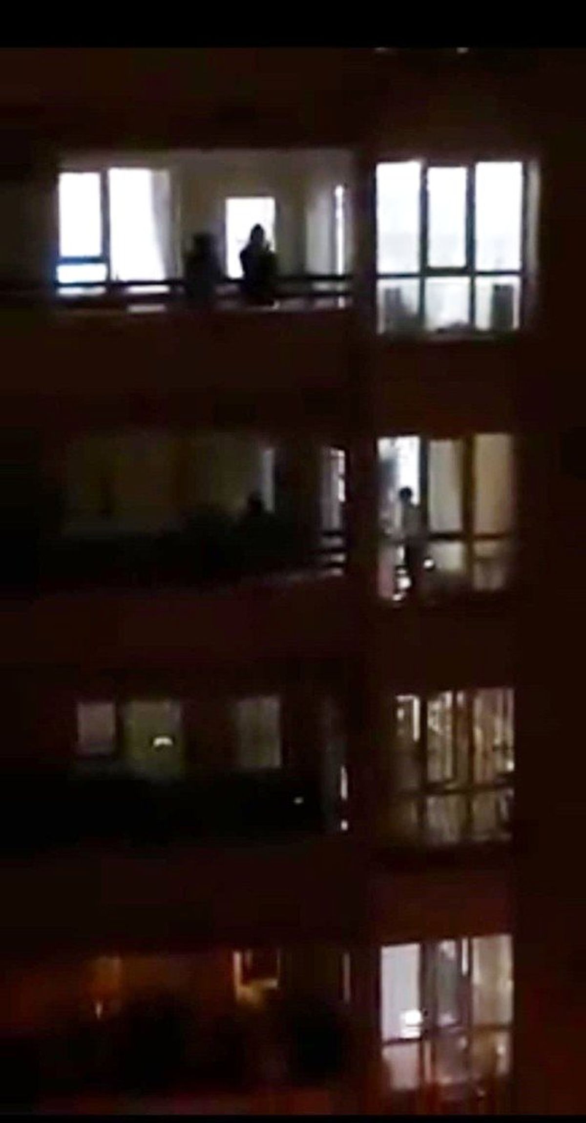 Hatay\'da sağlık çalışanları balkonlardan alkışlandı
