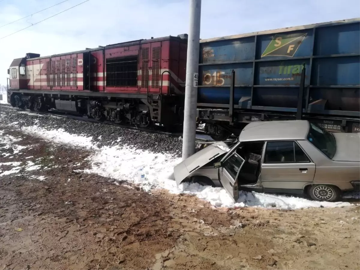 Hemzemin geçitte yük treni ile otomobil çarpıştı: 2 yaralı