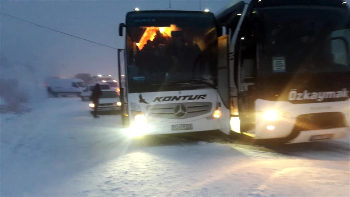 İç Anadolu\'yu Akdeniz\'e bağlayan Sertavul Geçidi\'nde yoğun kar yağışı ulaşımı aksatıyor