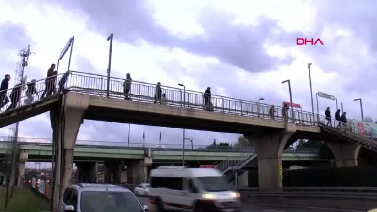 İSTANBUL\'DA YOLLAR BOŞALDI, TOPLU TAŞIMAYI KULLANANLAR AZALDI altunizade