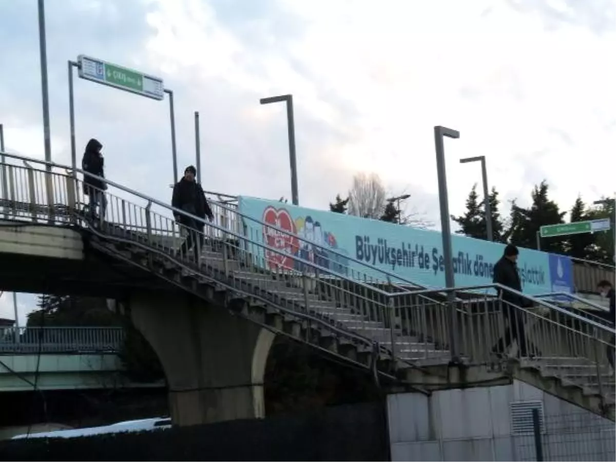 İstanbul\'da yollar boşaldı, Toplu taşımayı kullananlar azaldı (1)