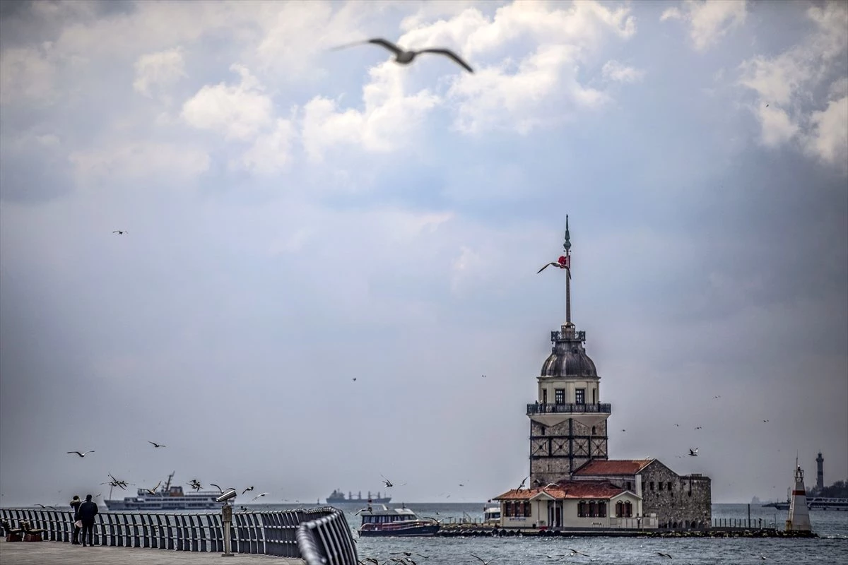 İstanbul\'un meydanları tenhalaştı