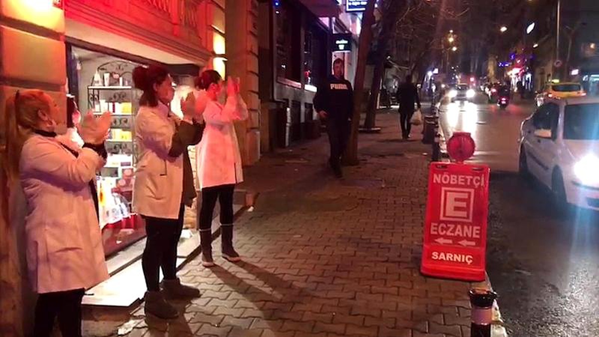 İstanbullulardan sağlık çalışanlarına alkışlı destek