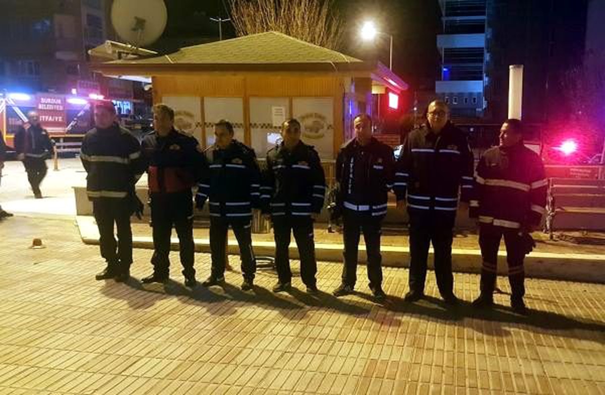 İtfaiyecilerden sağlık çalışanlarına alkışlı teşekkür