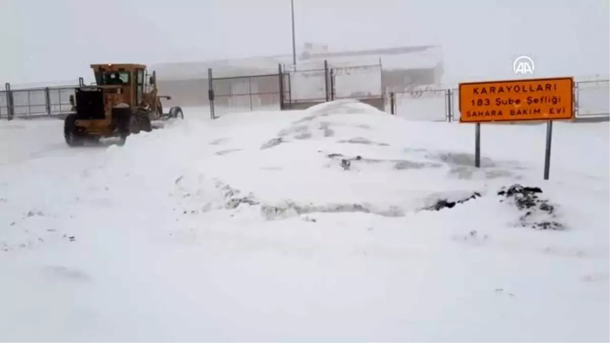 Kar yağışı ve tipi ulaşımı aksatıyor