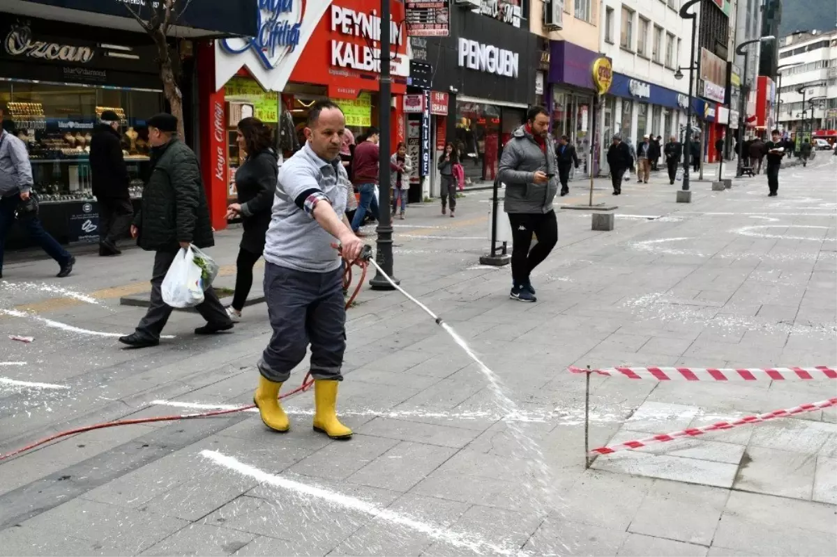 Karabük\'te cadde ve sokaklar köpüklü dezenfekte ediliyor