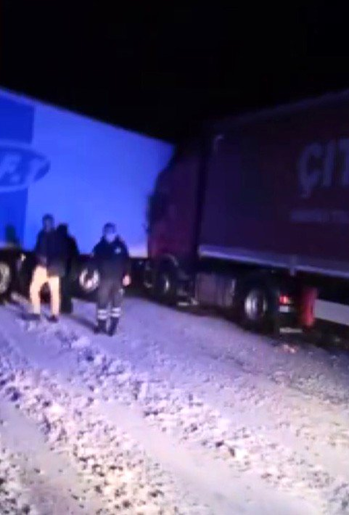 Karda kayan tırlar birbirine girdi, trafik felç oldu