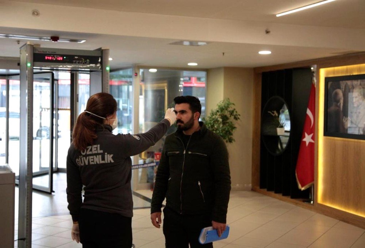Kartal Belediyesi, dezenfekte çalışmalarına aralıksız devam ediyor