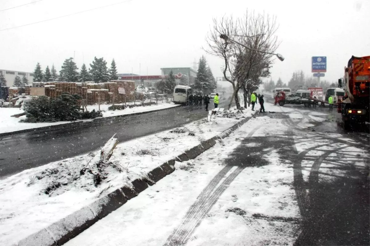 Kayseri\'de 5 servis ve 1 tır çarpıştı: 18 yaralı