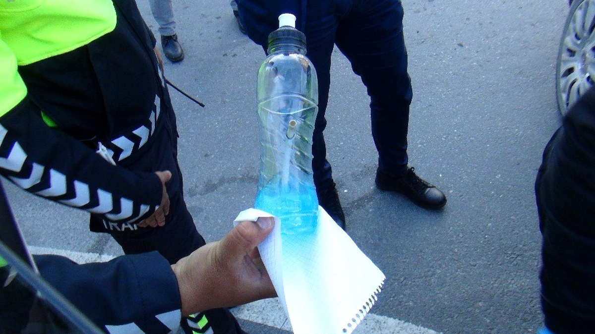Kaza yaptıkları hurdaya dönen otomobili bırakıp olay yerinden kaçtılar