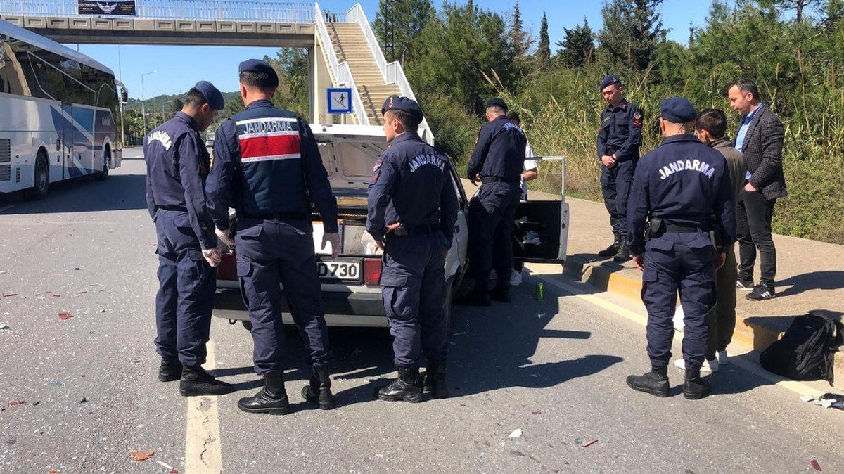 Kazaya karışan otomobili inceleyen jandarma uyuşturucu buldu