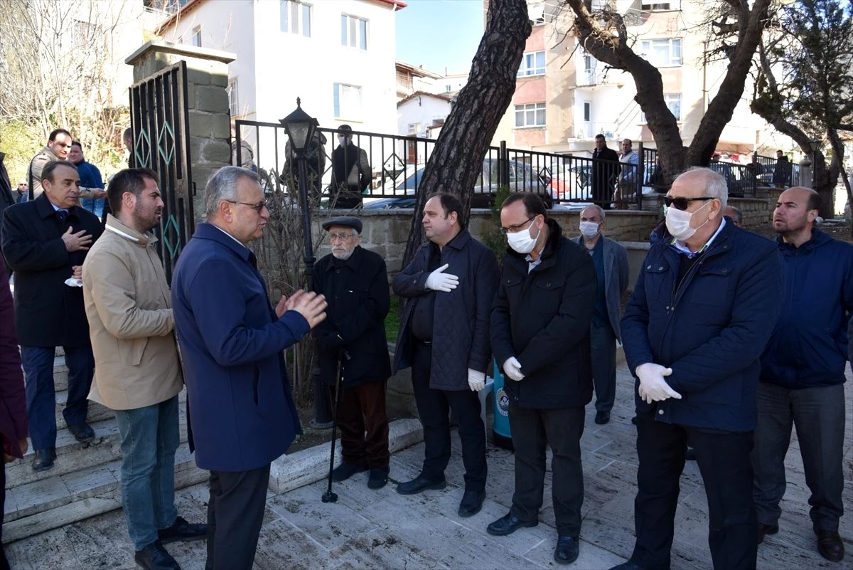 Keşan\'da cenaze namazını bir metre mesafeyle saf tutarak kıldılar