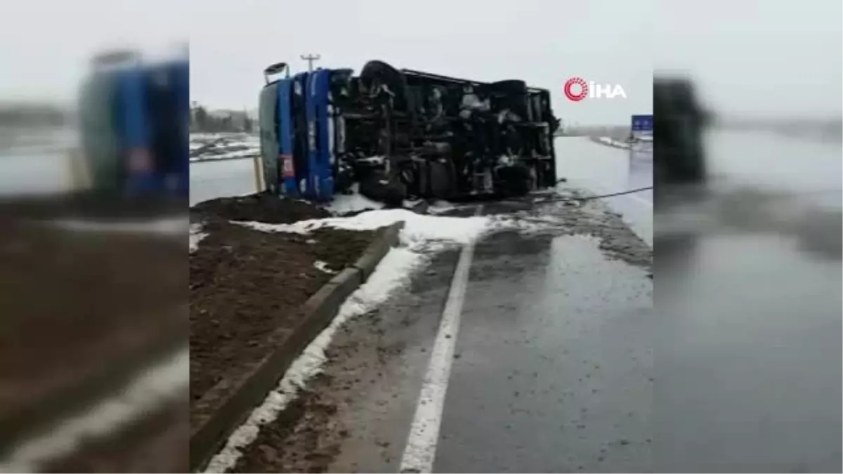 Kontrolden çıkan kamyon yola devrildi