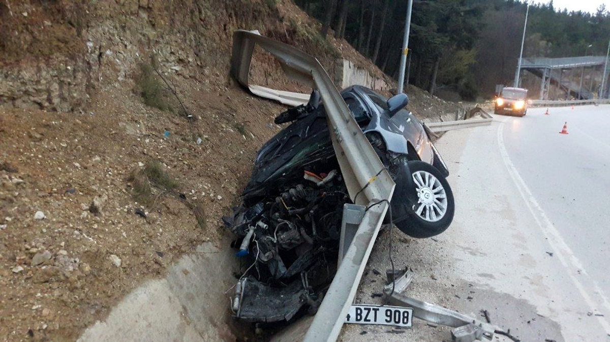 Kontrolden çıkan otomobil bariyerlere vurarak durabildi