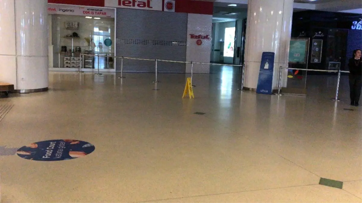 Korona virüs salgını tehlikesiyle Esenyurt\'ta AVM kapandı