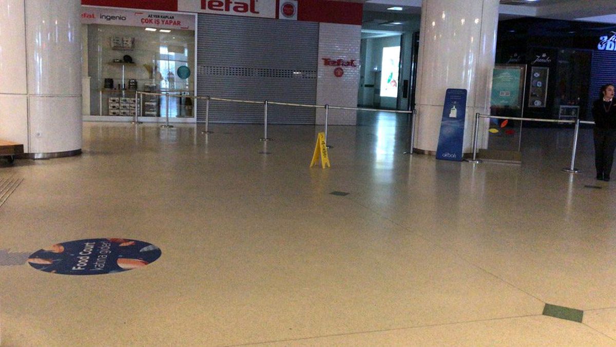 Korona virüs salgını tehlikesiyle Esenyurt\'ta AVM kapandı