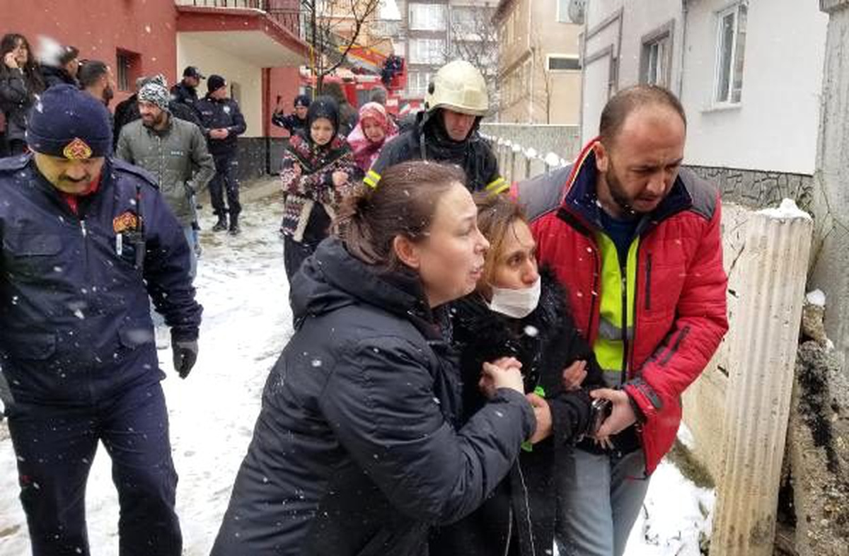 Kütahya\'da, yangında 7 kişi dumandan etkilendi