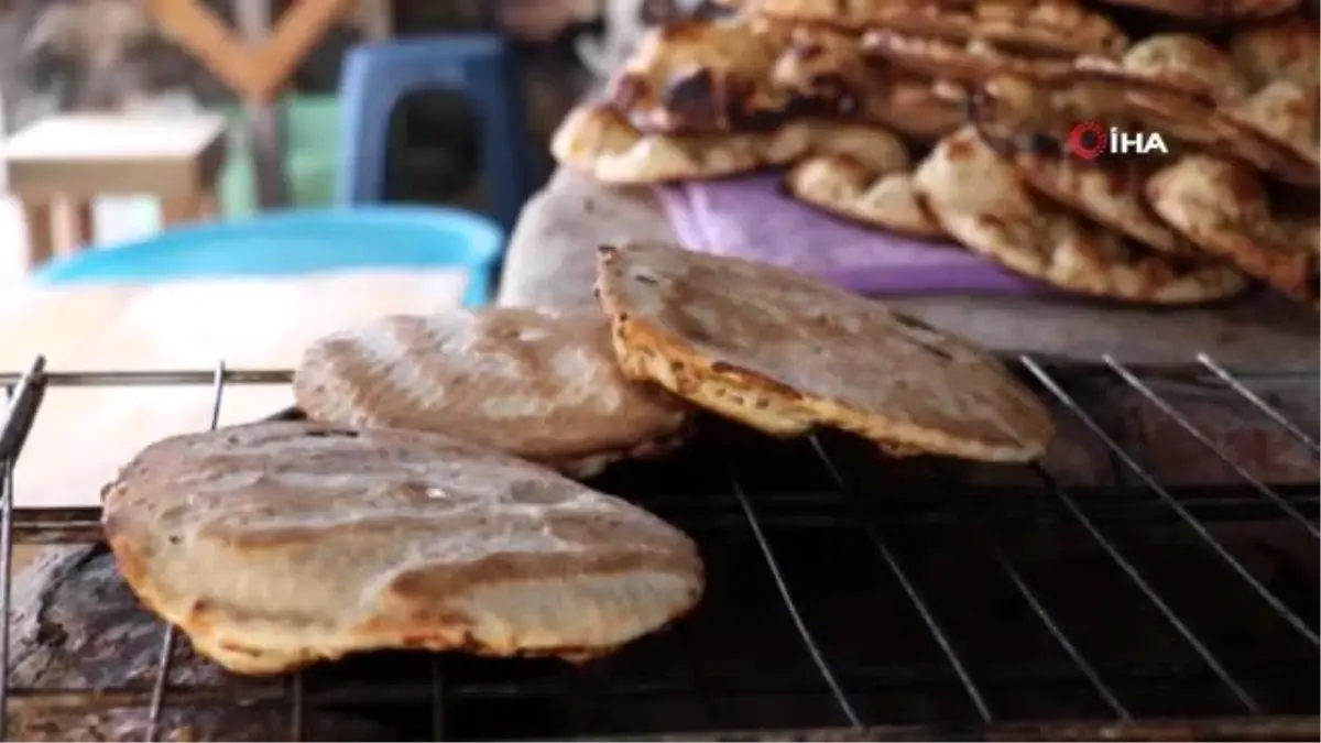 Malatya\'nın organik tandır lezzeti "bilik ekmeği" ilgi görüyor