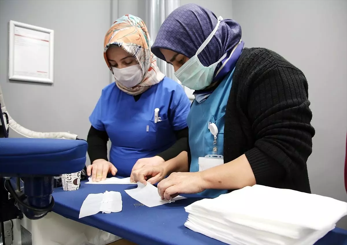 Manisa Şehir Hastanesinin maskelerini, gönüllü personel dikiyor