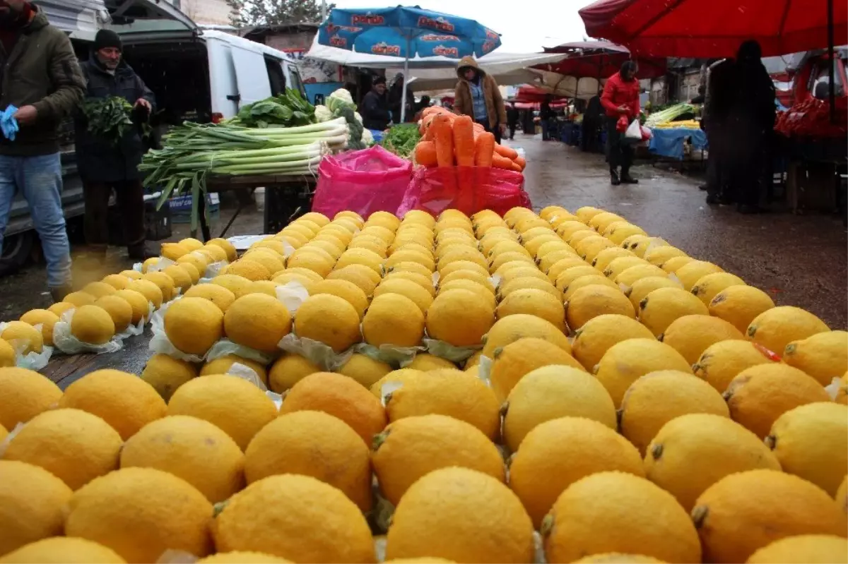 Marketlerdeki kalabalık pazara yansımadı, meyve fiyatları yarı yarıya düştü