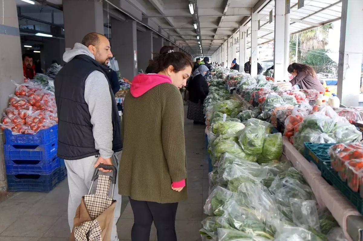 Marmaris\'te semt pazarında sebze ve meyveler poşetlerde satılmaya başlandı