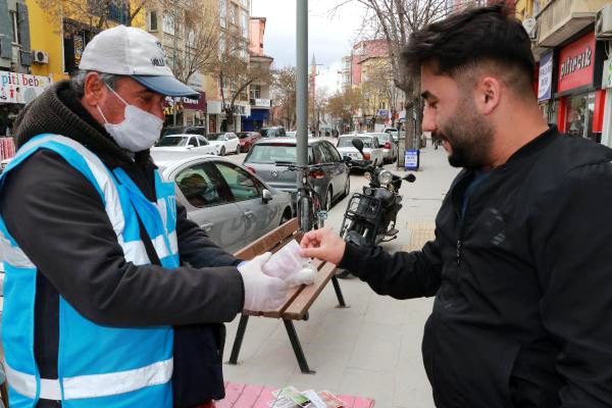 Maske ve eldivenle şans dağıtıyor