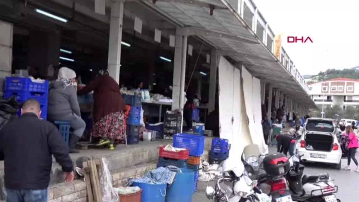 MUĞLA Halk pazarında koranvirüs önlemi, gıdalar poşetlendi, pazarcı maske ve eldiven taktı