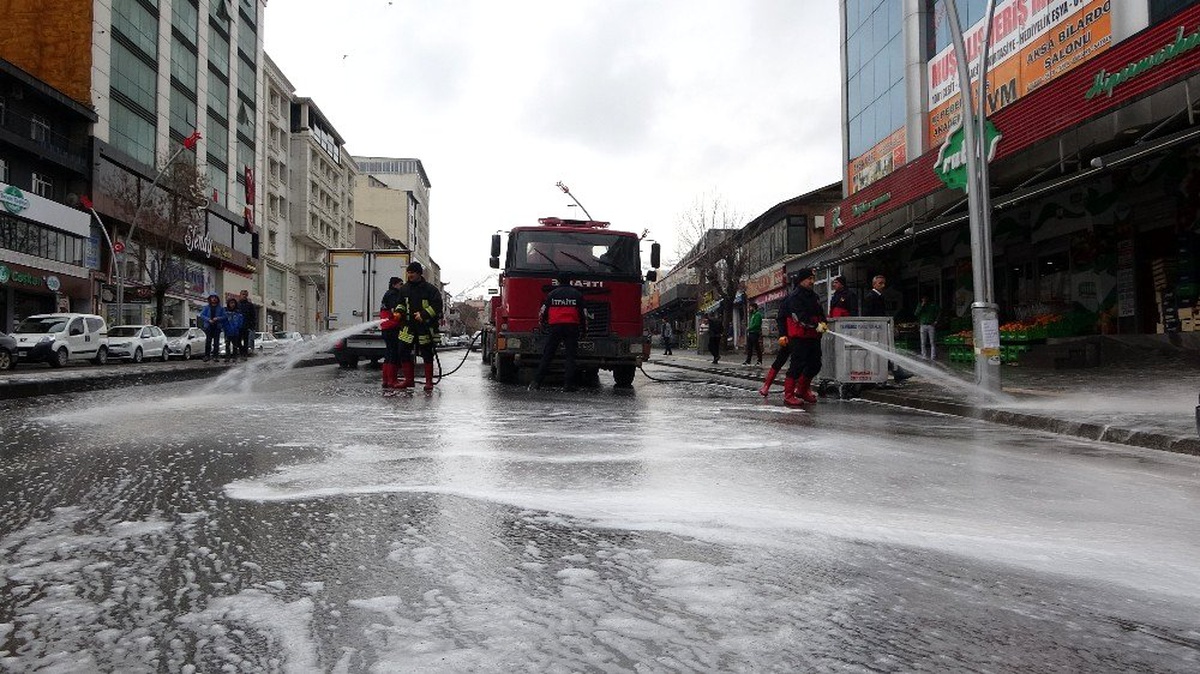 Muş\'ta cadde ve sokaklar sabunlu su ile yıkanıyor