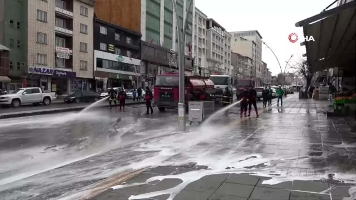 Muş\'ta cadde ve sokaklar sabunlu su ile yıkanıyor