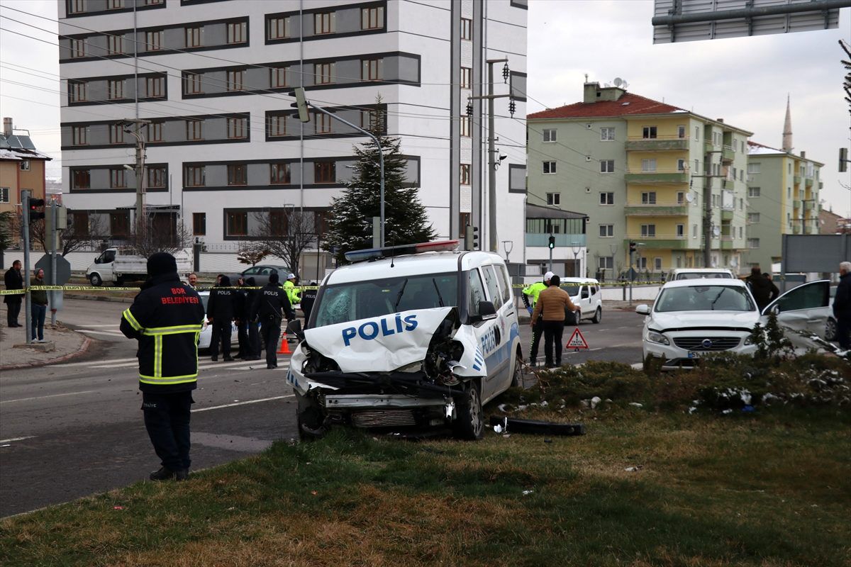 Niğde\'de polis aracı ile otomobil çarpıştı: 5 yaralı
