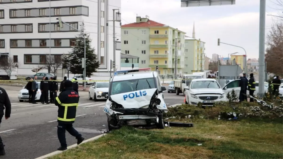 Niğde\'de polis otosu ile otomobil çarpıştı: 1\'i ağır 5 yaralı