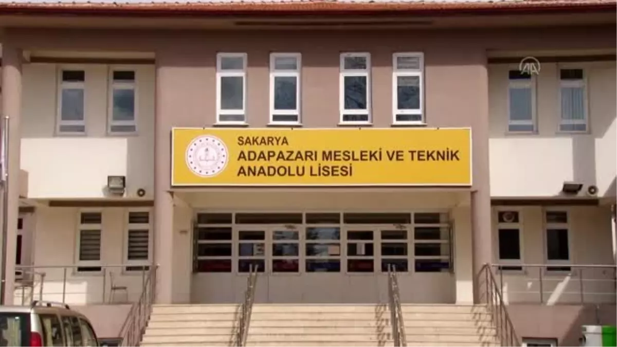 Öğretmen ve öğrenciler koronavirüse karşı maske mesaisinde