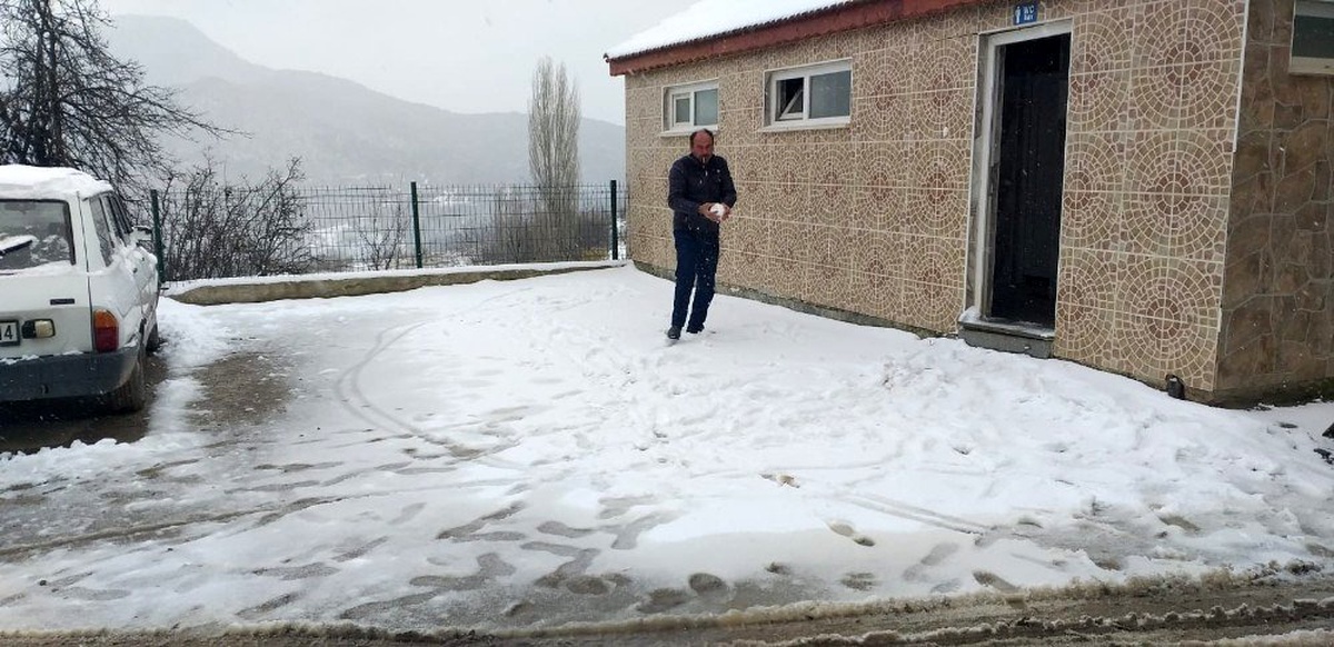 Osmaneli\'nin yüksek kesimleri beyaza büründü