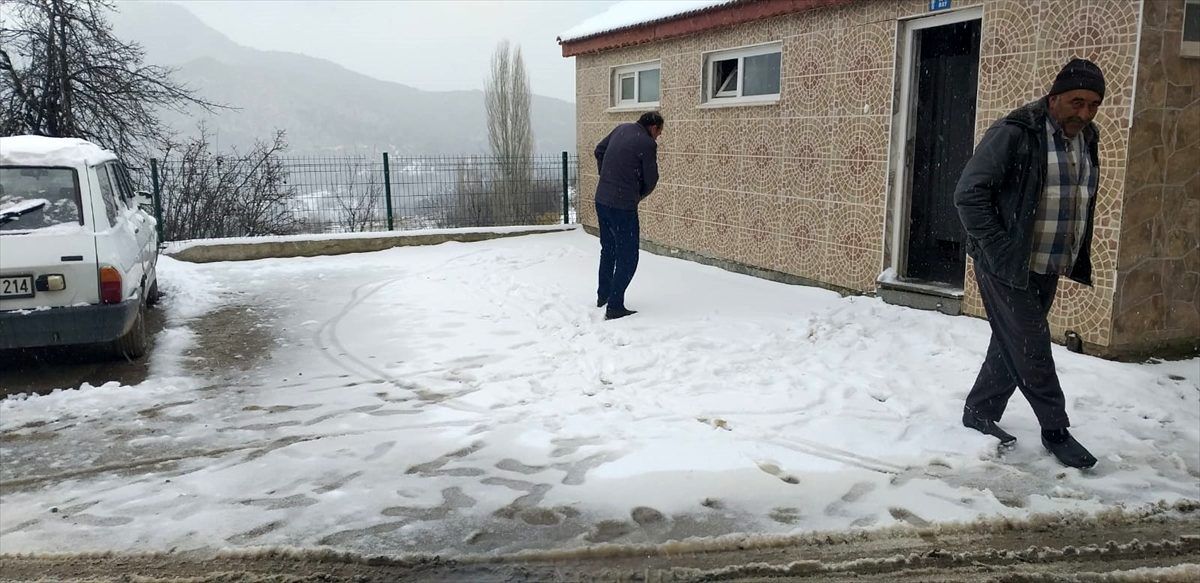 Osmaneli\'nin yüksek kesimlerinde kar yağışı