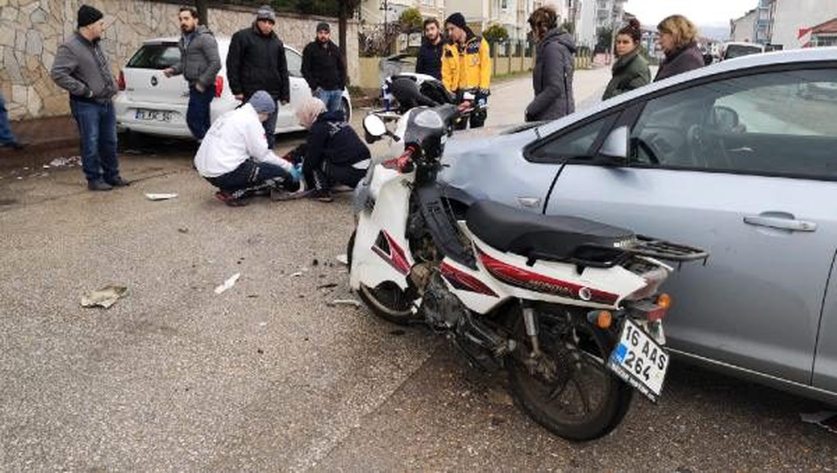 Otomobille çarpışan motosikletin sürücüsünün yaralandığı kaza, kamerada