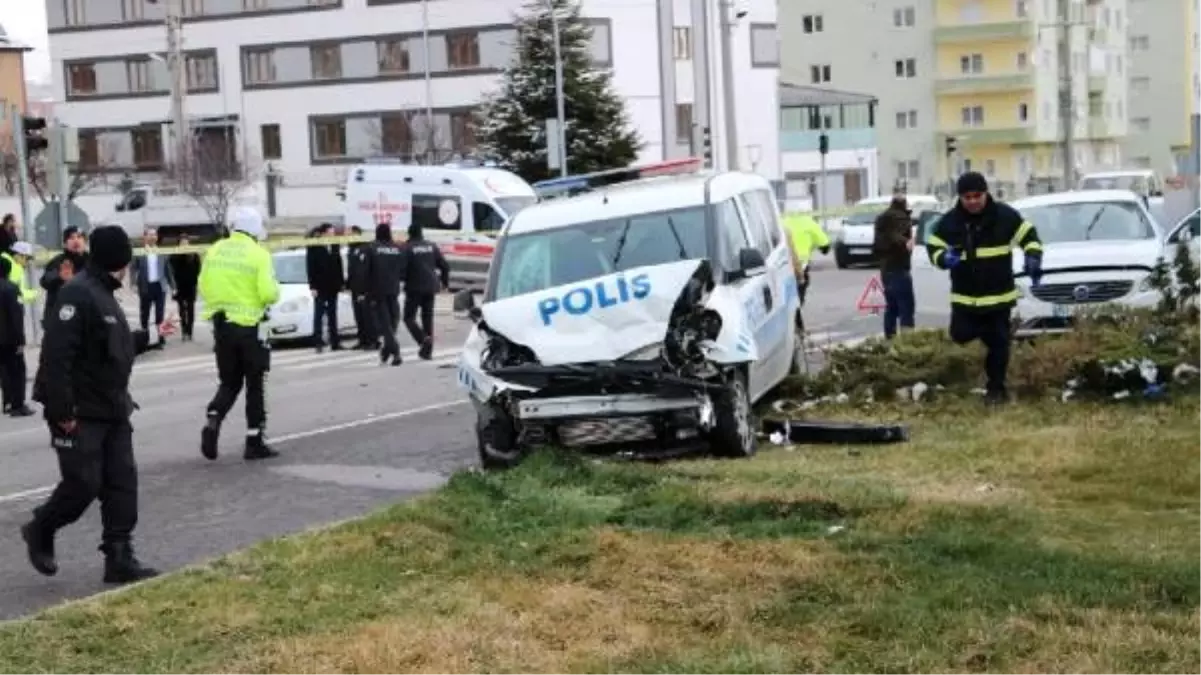 Polis otosu ile otomobil çarpıştı: 2\'si polis 5 yaralı