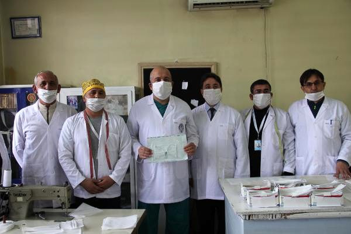 Sağlıkçıların maskelerini, hastane terzileri üretiyor