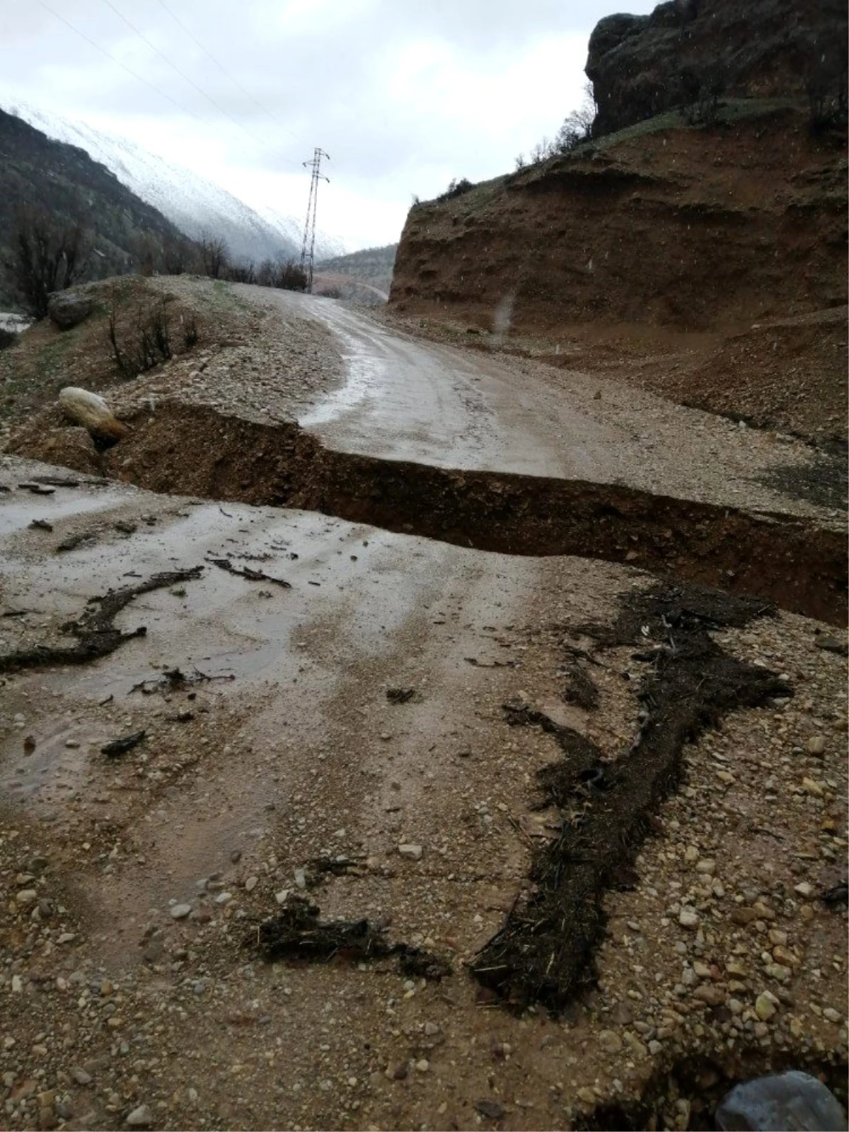 Siirt\'te aşırı yağışlar heyelana neden oldu, işçiler ve araçlar yolda mahsur kaldı