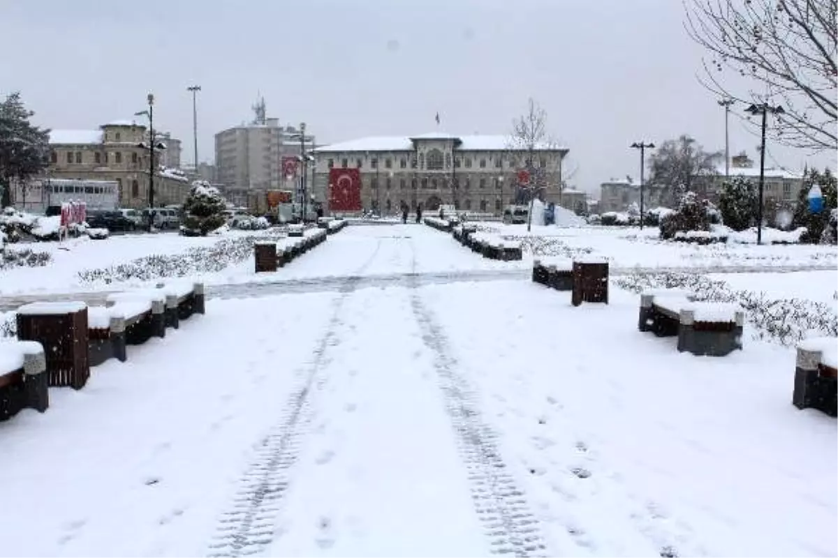 Sivas\'ta 84 yerleşim biriminin yolu kardan kapandı