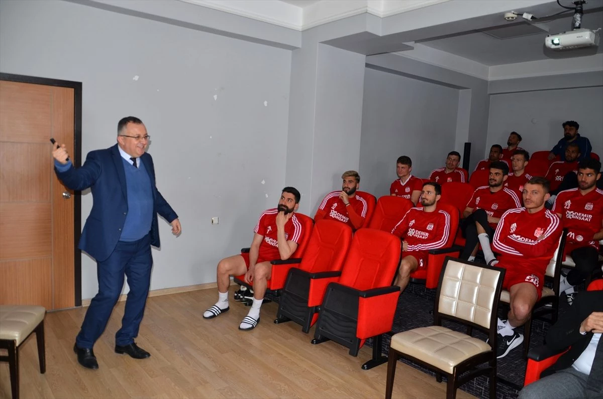 Sivasspor\'da futbolcular ve kulüp çalışanları koronavirüse karşı bilgilendirildi