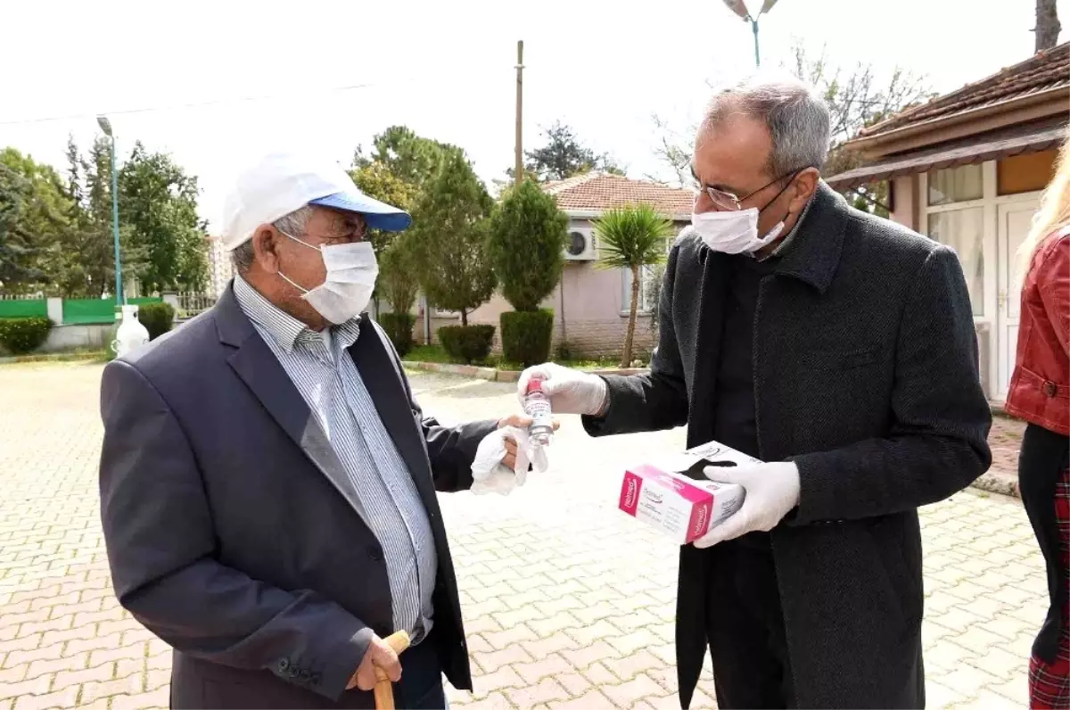 Tarsus Belediyesi dezenfektan üretip halka ücretsiz dağıtıyor