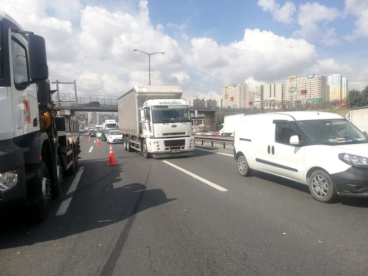 TEM\'de kamyonet devrildi, trafik kilitlendi