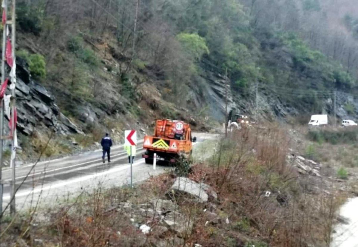 Türkeli-Ayancık karayolunda heyelan