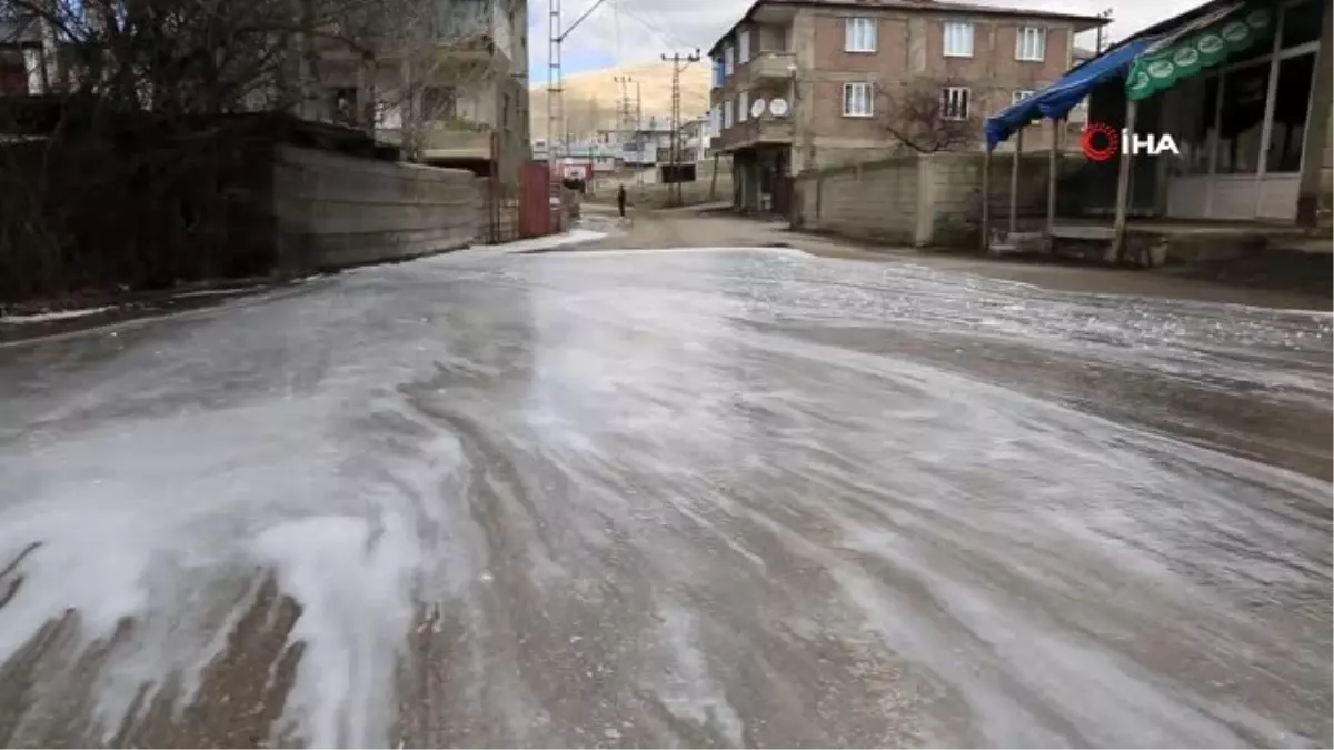 Tuşba Belediyesi ekipleri yolları sabunlu suyla dezenfekte ediyor