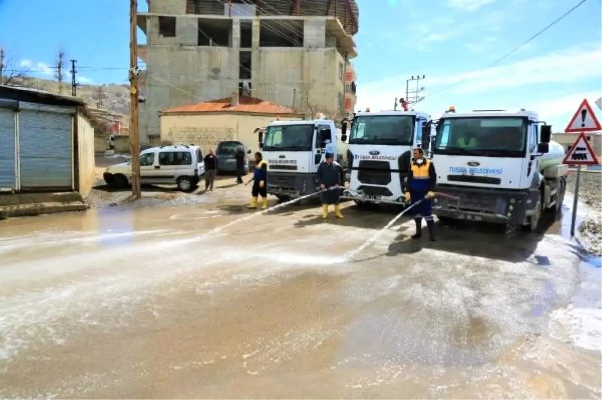 Van\'da cadde ve kaldırımlar sabunlu suyla dezenfekte edildi